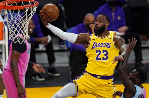 NBA-詹皇准三双纳恩暴走 巴特勒24分 热火96-94送湖人两连败