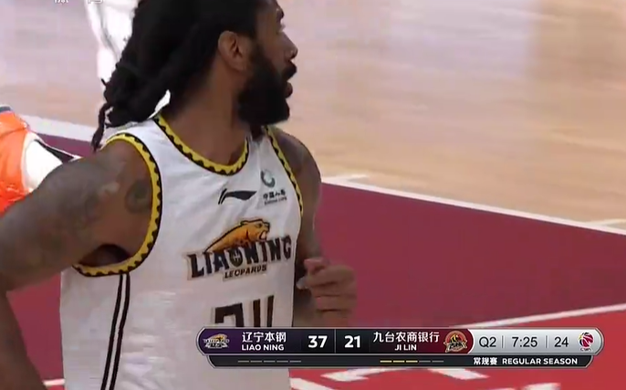 辽宁狂轰19-3！郭艾伦缺阵，对手外援12中1，杨鸣激情指挥