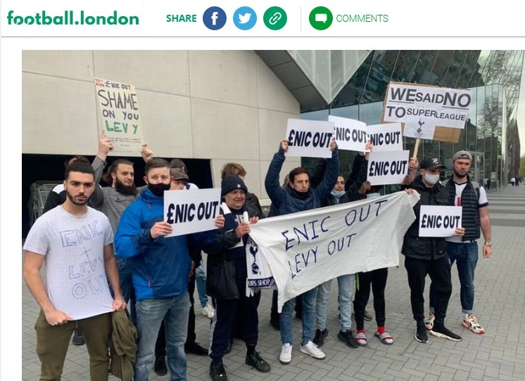 英媒：热刺球迷在球场外抗议欧超，有球迷举出“列维OUT”的标语