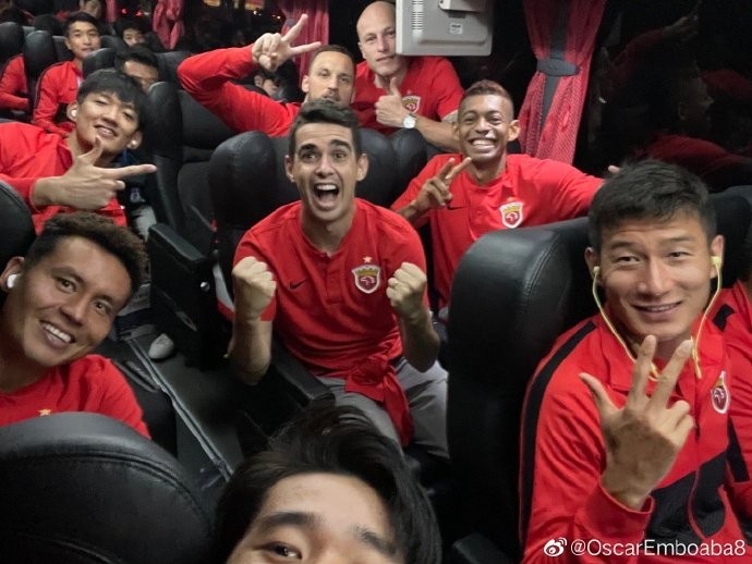 政委上线了！奥斯卡微博晒庆祝合影：稳稳的，接着干！