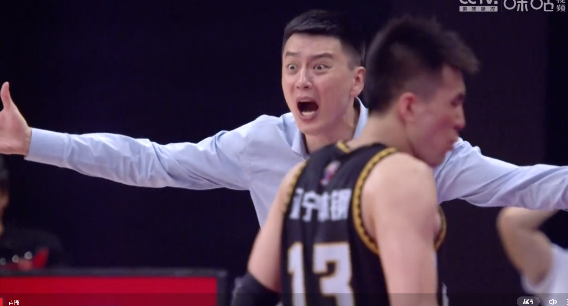 破案了！浙江男篮刘指导现身观众席，他的真实身份是辽篮球迷