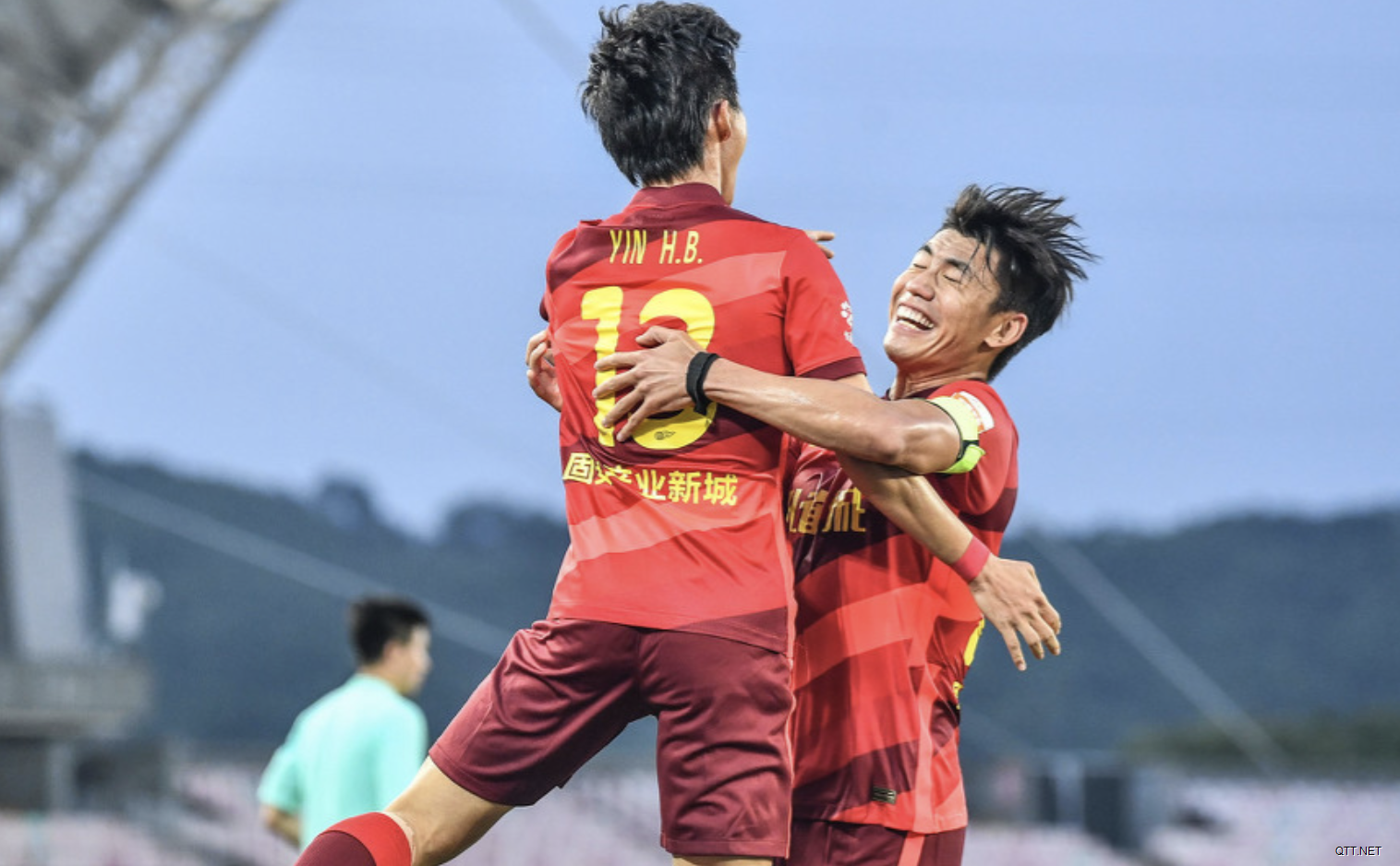 中超最新排名：上港1-1申花重回榜首，6队难求