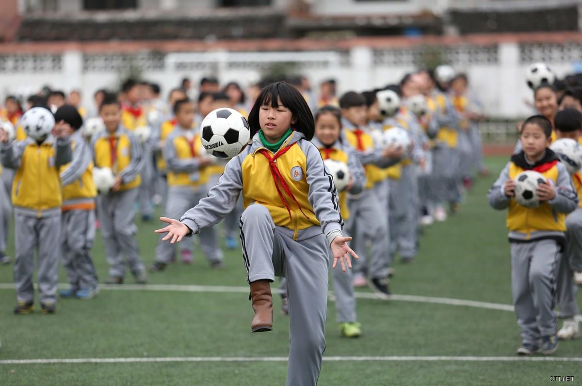 凌晨时分，一场悲剧几乎在绿色的场地上演，埃里克森在比赛中突然晕倒。