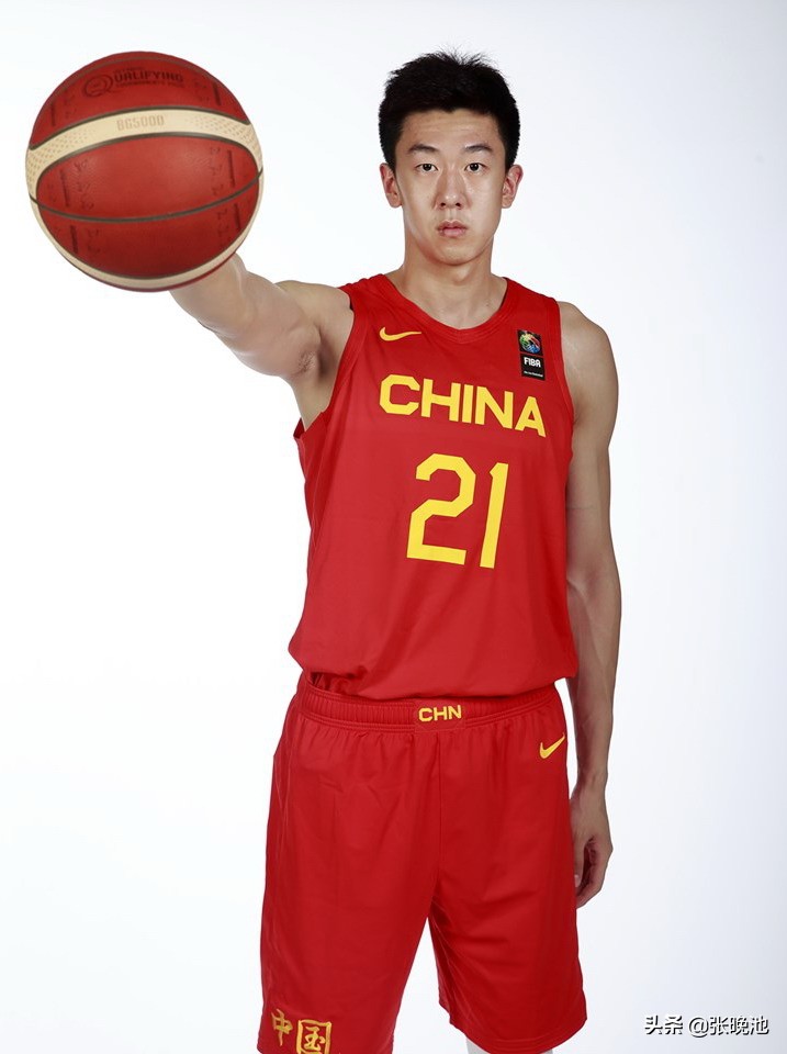 中国男篮拍摄写真，周琦C位！今日奥运落选赛PK加拿大，CCTV5不转