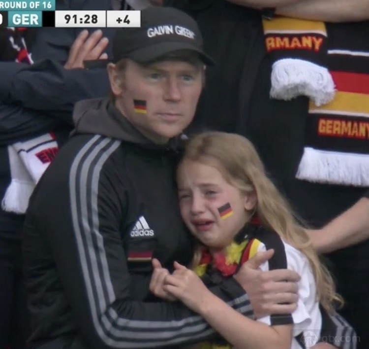 德国小球迷伤心落泪