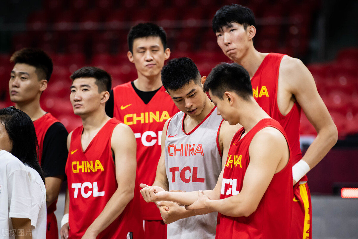 从亚洲霸主到37年来首次无缘奥运会，“后姚明时代”中国男篮一路下滑！没核心、没技术，中国篮球何去何从？