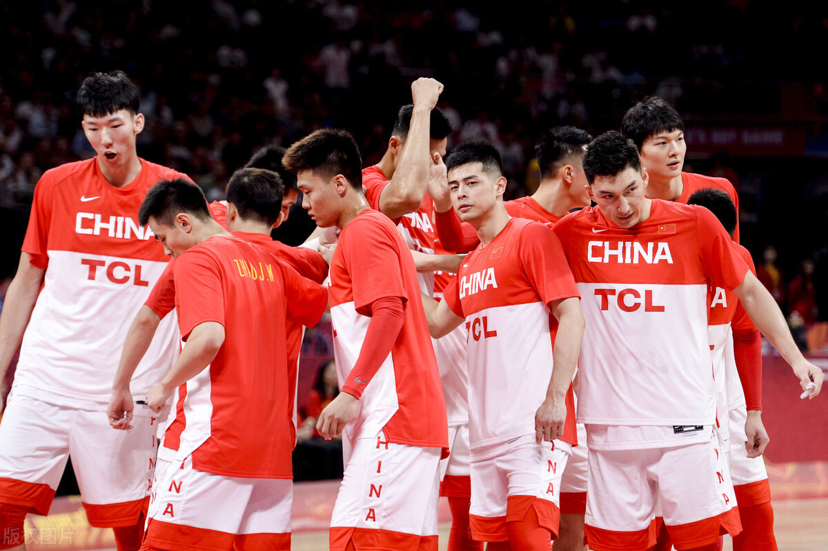 从亚洲霸主到37年来首次无缘奥运会，“后姚明时代”中国男篮一路下滑！没核心、没技术，中国篮球何去何从？