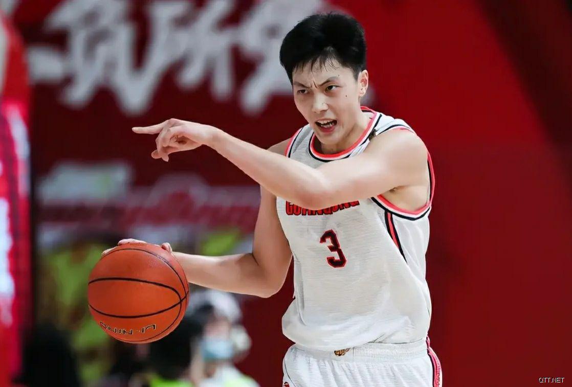 如果有机会，胡明轩应该去欧洲联赛或者NBA试试，你觉得呢？