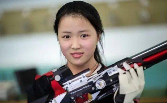 中国射击可爱的00后杨倩