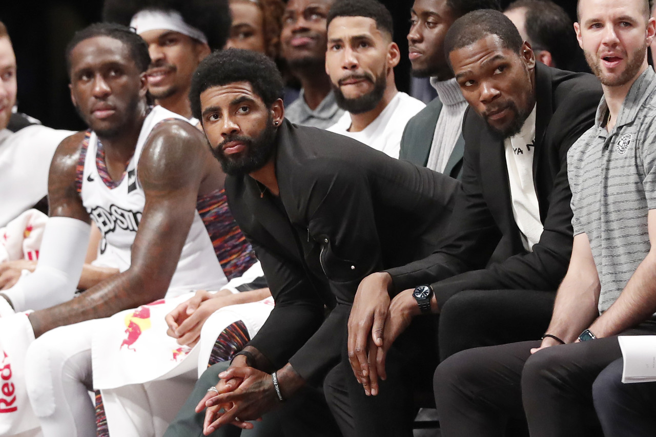 KD：人们苛责欧文的一举一动 这太多余了 没人在乎克莱缺席训练