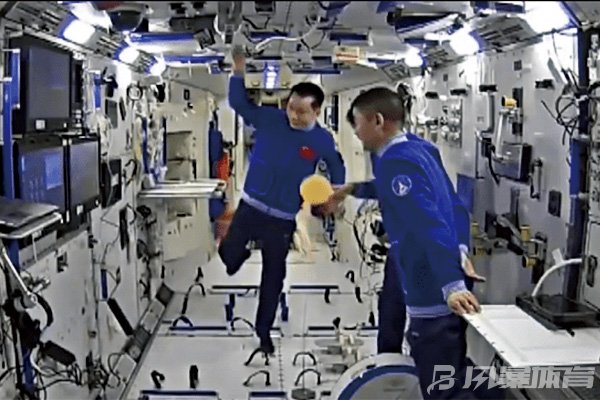 航天员在太空打乒乓球
