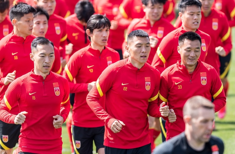 粤媒评国足：个人技术粗糙再次突显，于大宝3度丢失球权