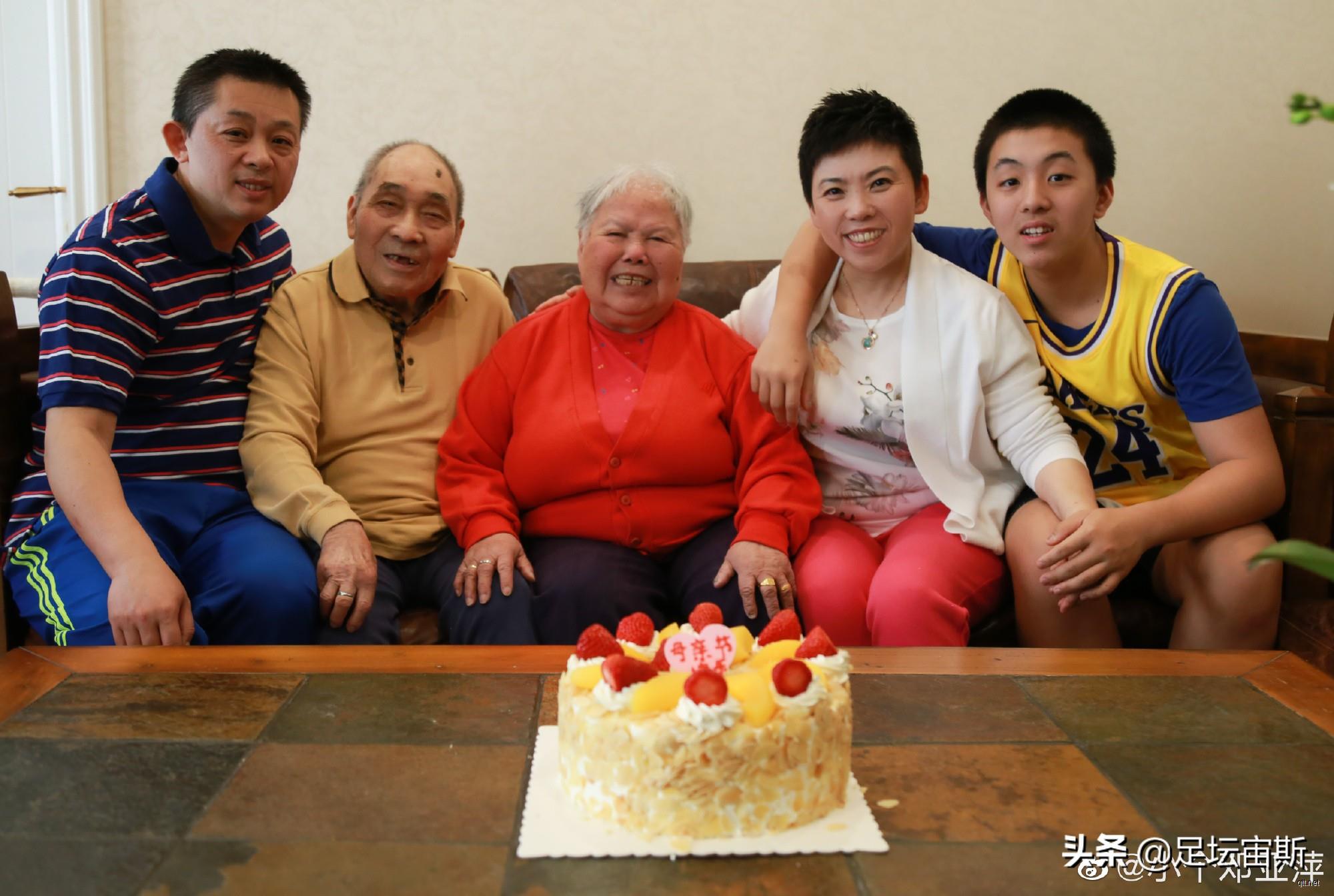 国乒大魔王为51岁老公庆生，一家三口笑开花，邓亚萍15岁儿子帅气
