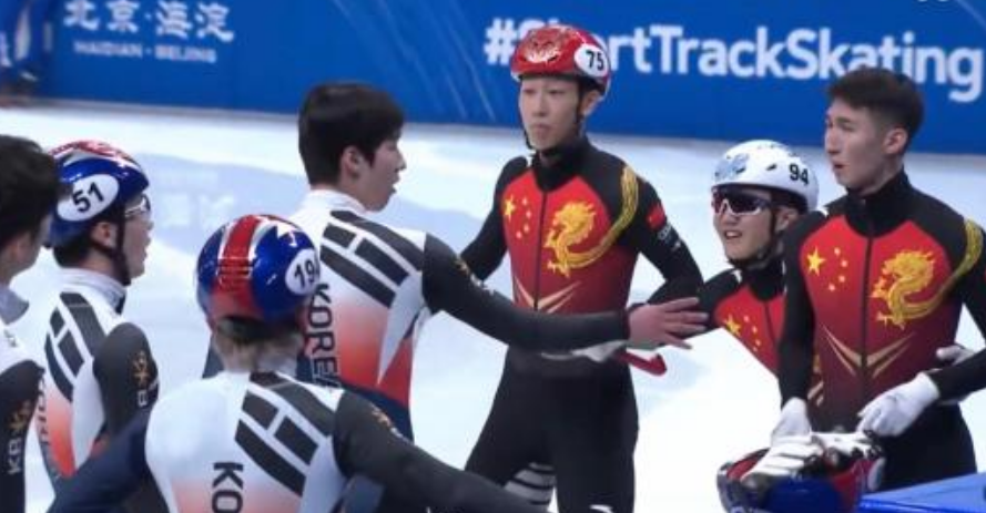 过分了！韩国冠军比赛中戴手链却脱落，华裔名将踩到摔倒赛后怒了