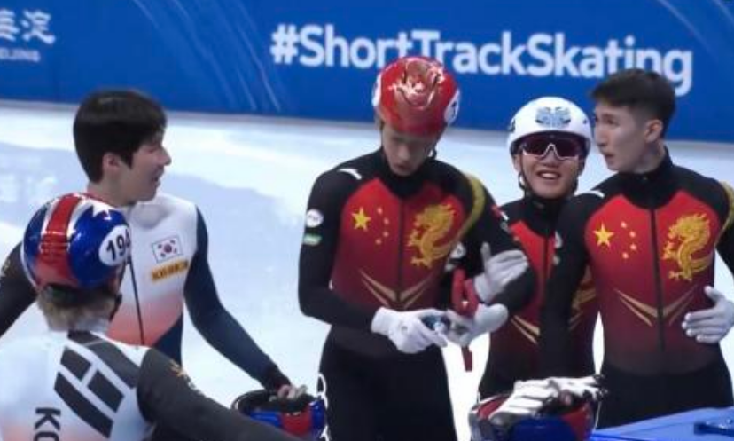 过分了！韩国冠军比赛中戴手链却脱落，华裔名将踩到摔倒赛后怒了