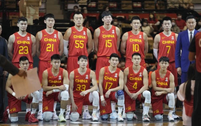 世预赛中国男篮赛前合影
