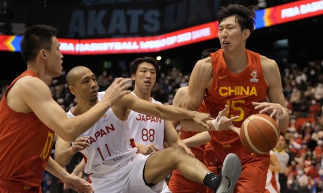 中国男篮队员周琦