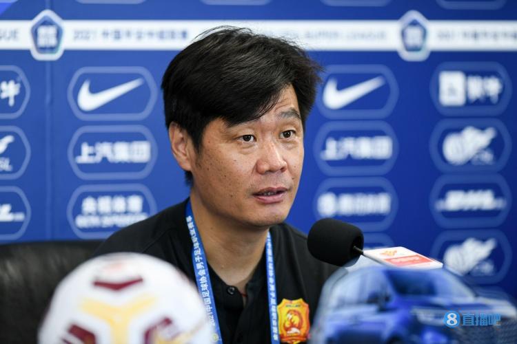 北青谈李霄鹏接任国足主帅：在国字号执教舞台上还是一只“菜鸟”