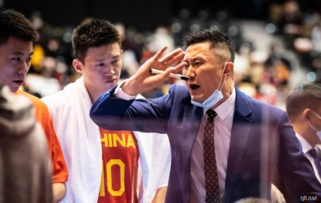 中国男篮主帅杜锋与队员们