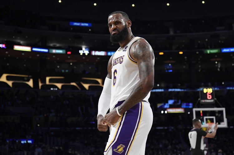 詹姆斯:本赛季的NBA已经变成了适者生存 每次测试都像在碰运气