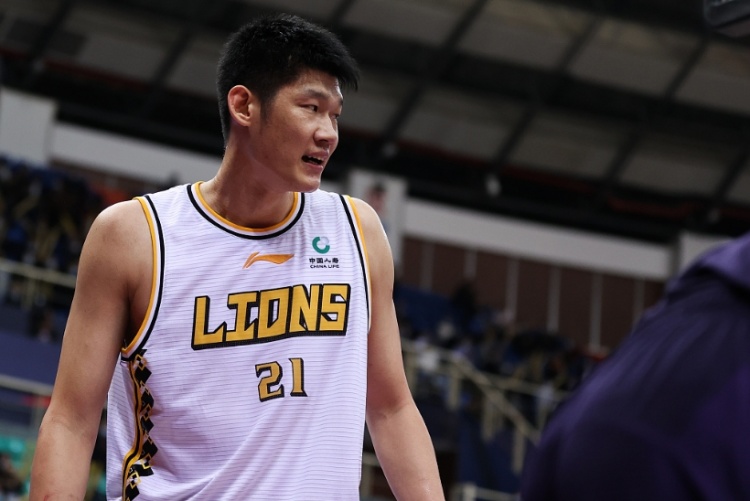 高效输出!胡金秋出战35分46秒 15中11得到22分8板