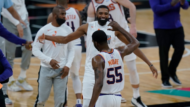 E'Twaun Moore和太阳庆祝 