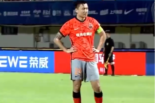 沪媒：郜林是否在场边抽烟不得而知 但确实有中国球员不职业