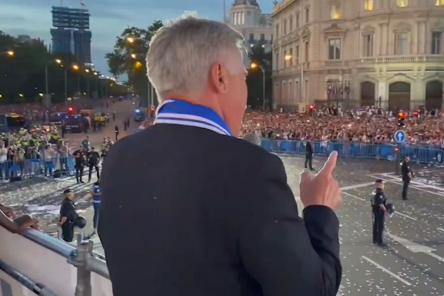 皇马夺冠游行视频来了！Hala Madrid！队员们高唱队歌尽情庆祝