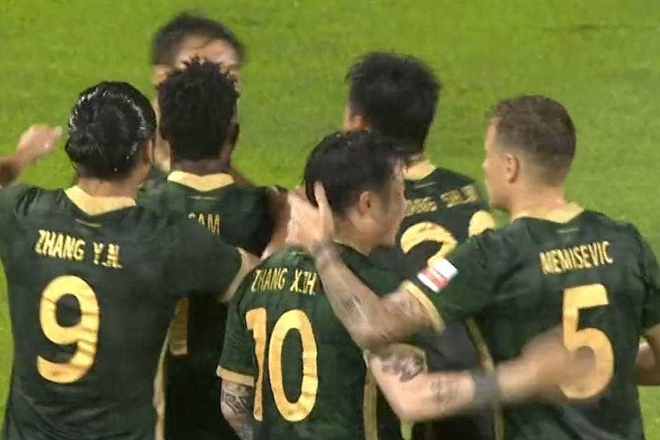中超-侯森失误送大礼张玉宁造红+破门 北京国安3-2八人成都蓉城