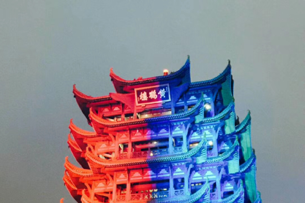 有心了！武汉德比前夕 黄鹤楼亮起橙蓝色灯光