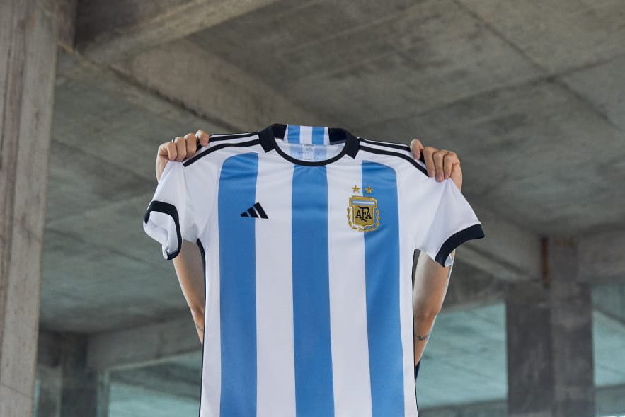 阿根廷国家队发布世界杯新款球衣 梅西穿蓝白间条衫出镜