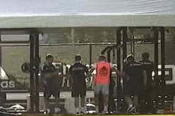 这背影是谁？记者：皇马一名球员在训练中左脚受伤