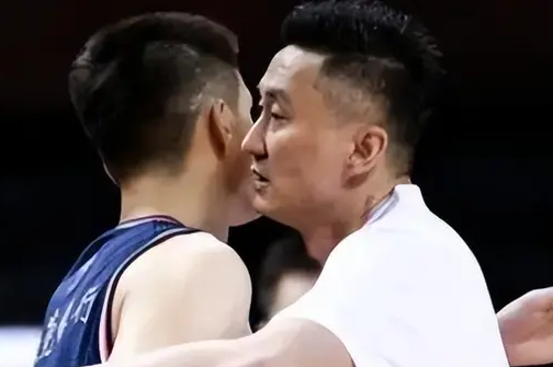 无缘一人一城！曝周鹏加盟深圳男篮 球迷不舍8冠王：赶紧辟谣