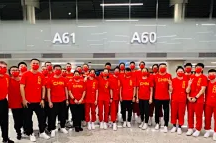 李梦晒前往欧洲拉练登机照片：出征既是战斗也是向幸福出发