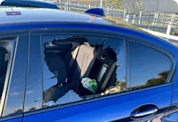 车被贼砸了？波库舍夫斯基晒照 车后窗玻璃有个大窟窿