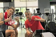 周鹏晒与广东男篮体能教练叶恩合照：老同志叕聚首了