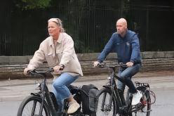 享受短暂假期 曼联主帅滕哈格和妻子被拍到外出骑车