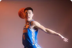 黎伊扬晒个人定妆照：赛季开门红 爱拼才会赢