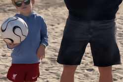 儿军梦？阿尔巴儿子穿利物浦球衣在卡塔尔海滩踢球