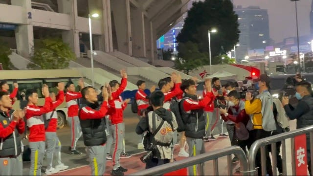 令人动容!广州队赛后与广州球迷隔着护栏互动