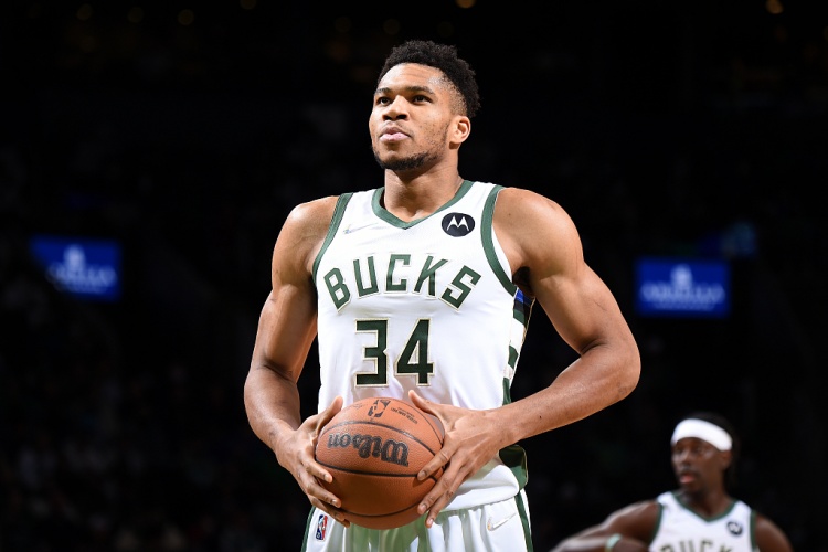 强!字母成为NBA历史新年大战第8位砍下三双的球员 现役第4位