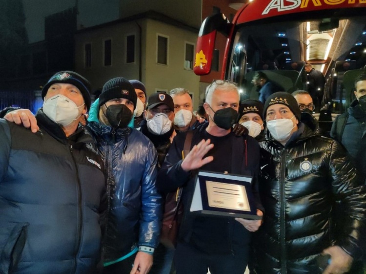 国米死忠向穆里尼奥赠送纪念牌:你永远都是我们的一员