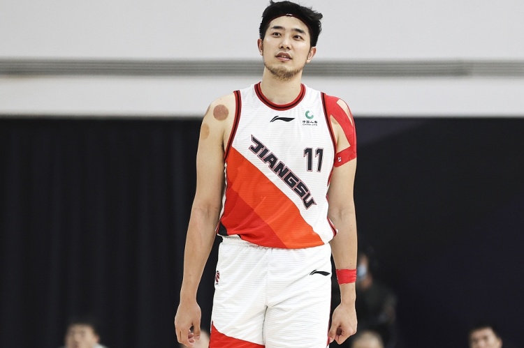 得分全场最高!吴冠希18中11拿到32分7板4助1断2帽