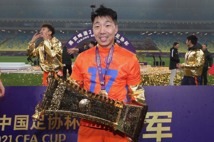 鲁媒:荣耀时刻不会忘记每个人,金敬道身穿吴兴涵球衣领奖