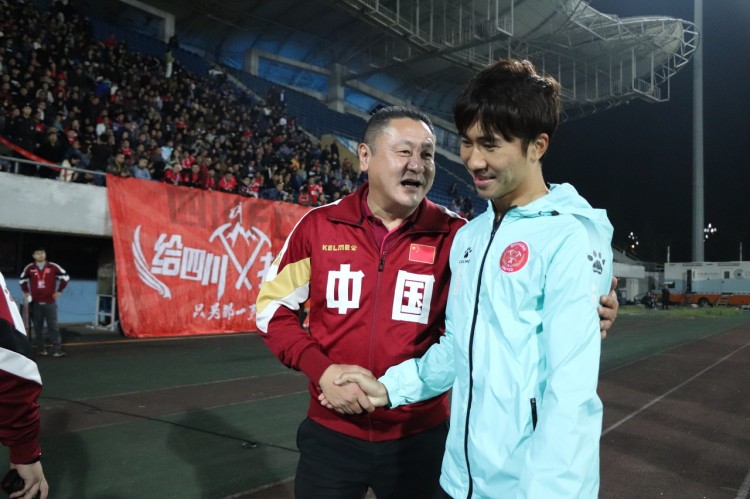 马明宇祝贺成都蓉城:成都早就该有一支顶级联赛球队,成都雄起!