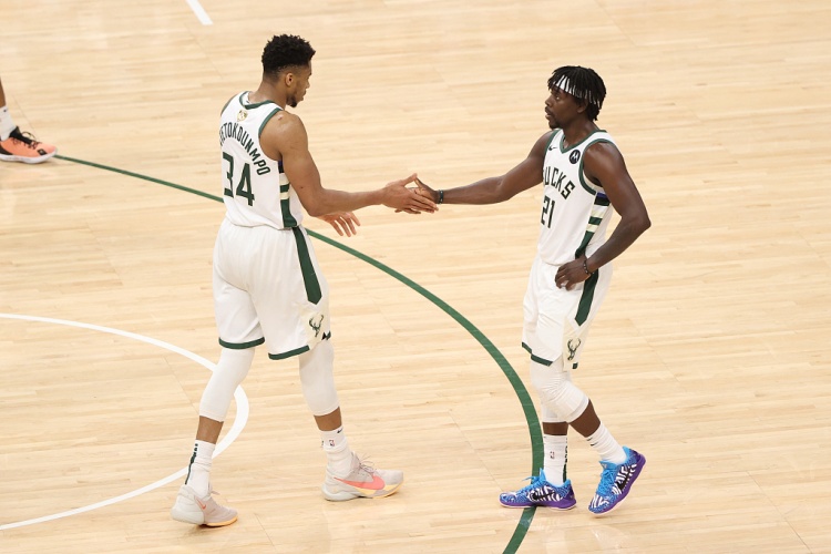 雄鹿首发5人均得到至少15分5板+2记三分 NBA历史首队!
