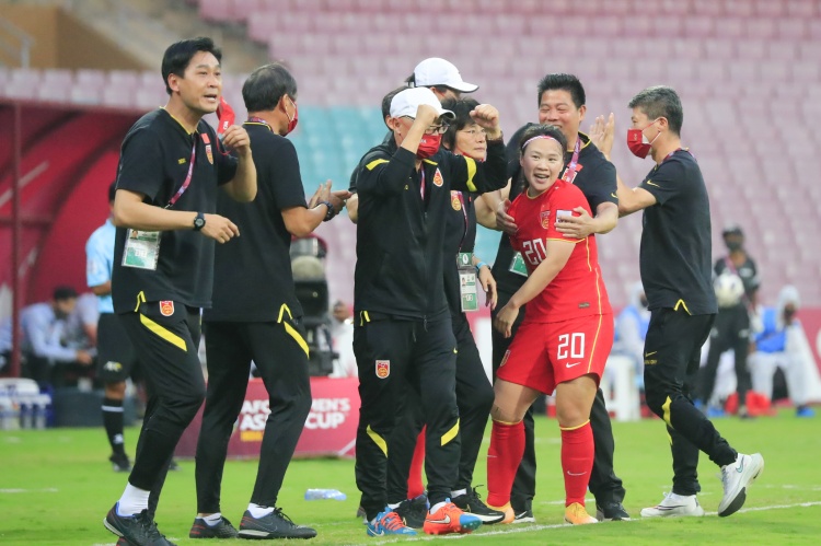众多球迷现场接机中国女足:感谢女足让我痛快地过好初六