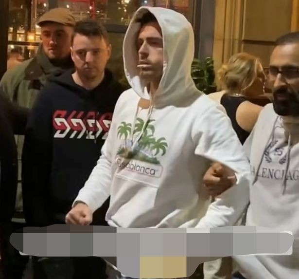 镜报：格拉利什与队友夜晚外出，被一家酒吧拒之门外