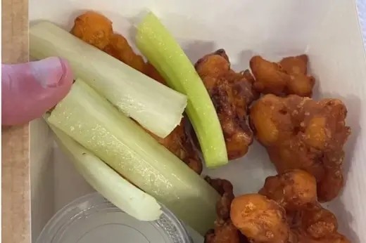 7块油炸花椰菜+4根芹菜卖7.95英镑,球迷吐槽切尔西主场食物售价