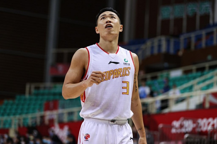 手感不佳!贺希宁15投仅4中得到13分11板 三分8投2中
